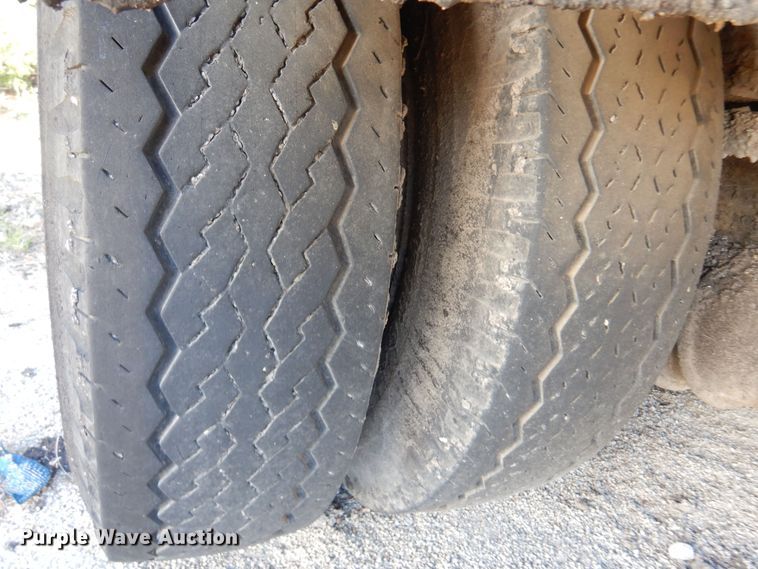 image for item LT9611 1990  Ford F800  oil distributor truck