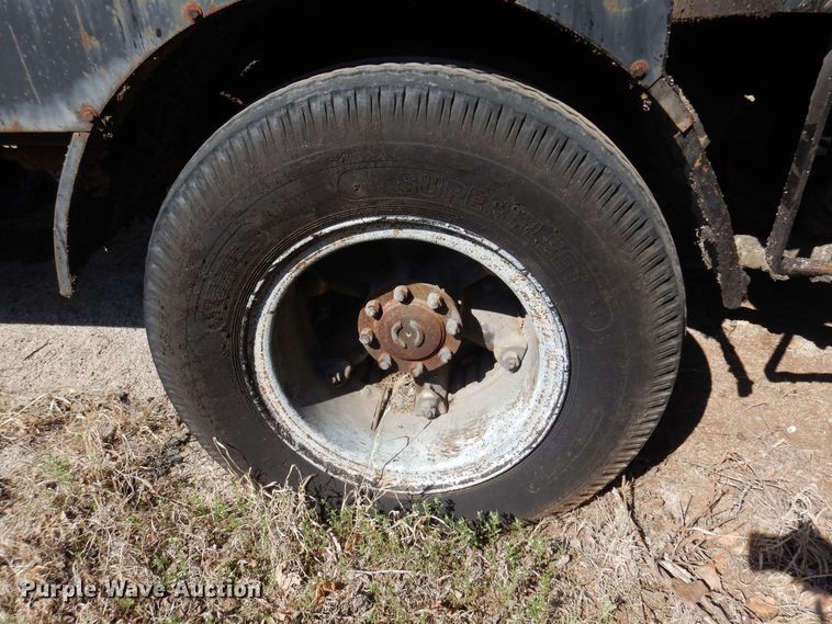 image for item LT9611 1990  Ford F800  oil distributor truck