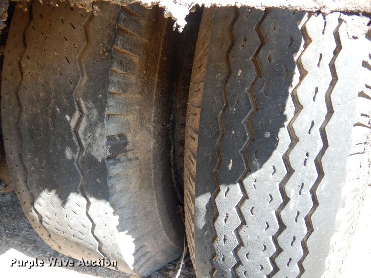 image for item LT9611 1990  Ford F800  oil distributor truck