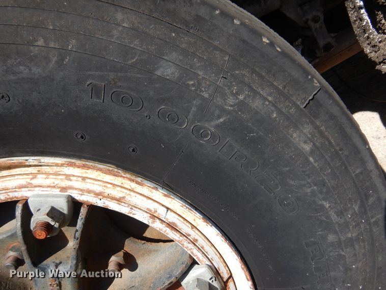 image for item LT9611 1990  Ford F800  oil distributor truck