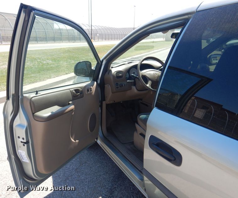 image for item LT9613 2003 Dodge Caravan  van