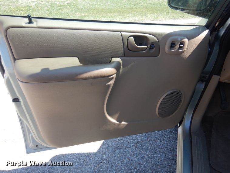 image for item LT9613 2003 Dodge Caravan  van