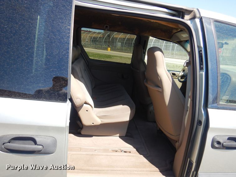 image for item LT9613 2003 Dodge Caravan  van