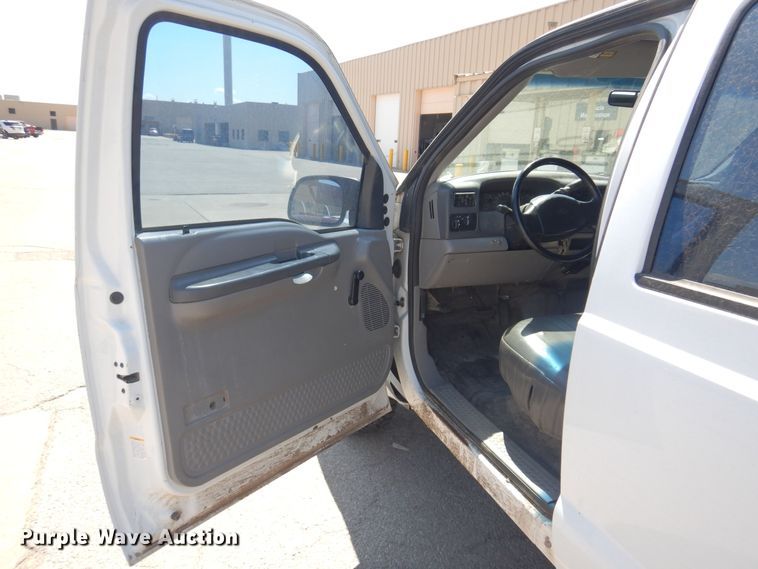 image for item LT9616 2000  Ford F350 Super Duty  Crew Cab flatbed pickup truck