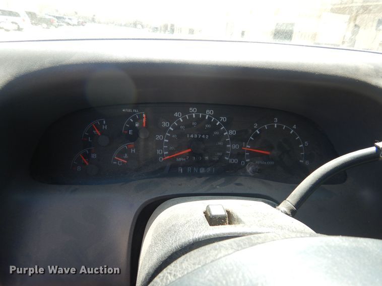 image for item LT9616 2000  Ford F350 Super Duty  Crew Cab flatbed pickup truck