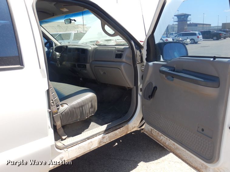 image for item LT9616 2000  Ford F350 Super Duty  Crew Cab flatbed pickup truck