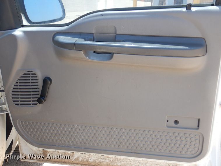 image for item LT9616 2000  Ford F350 Super Duty  Crew Cab flatbed pickup truck