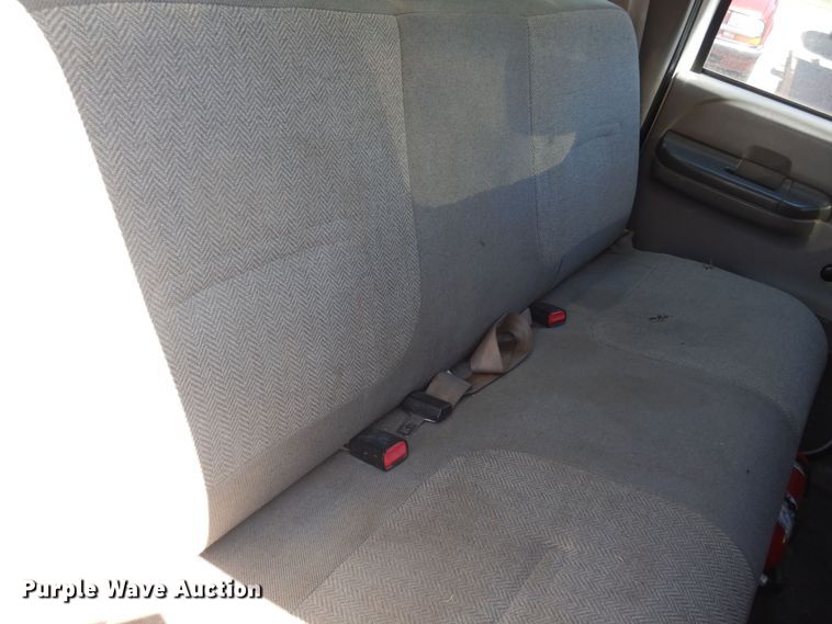 image for item LT9616 2000  Ford F350 Super Duty  Crew Cab flatbed pickup truck