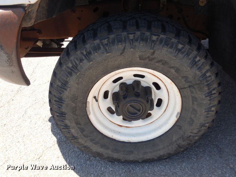 image for item LT9616 2000  Ford F350 Super Duty  Crew Cab flatbed pickup truck