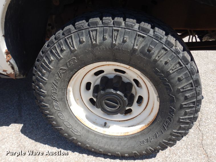 image for item LT9616 2000  Ford F350 Super Duty  Crew Cab flatbed pickup truck