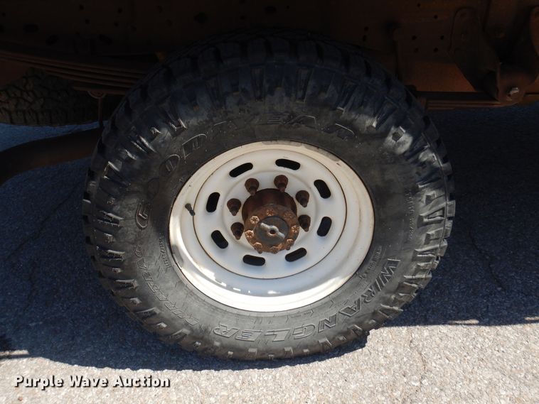 image for item LT9616 2000  Ford F350 Super Duty  Crew Cab flatbed pickup truck