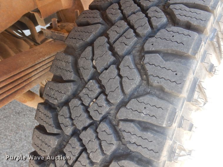 image for item LT9616 2000  Ford F350 Super Duty  Crew Cab flatbed pickup truck