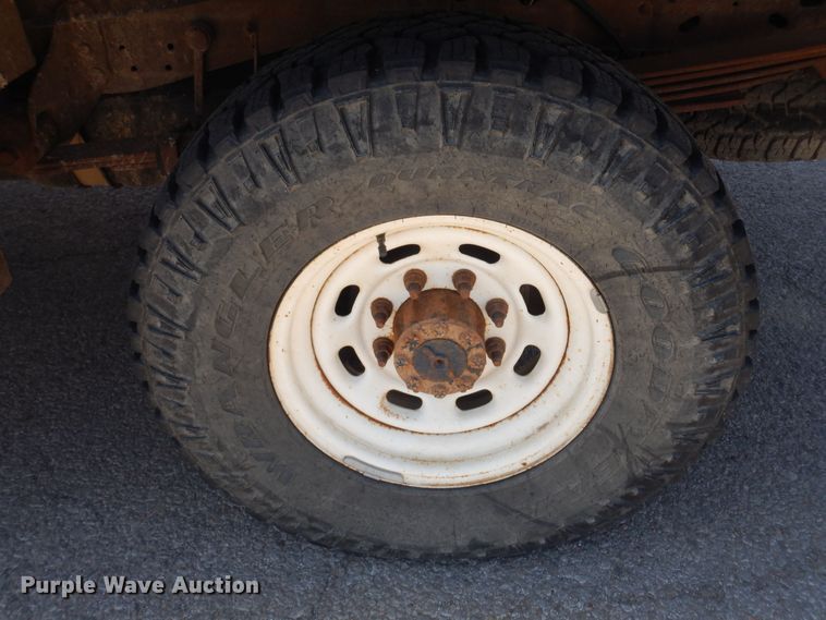 image for item LT9616 2000  Ford F350 Super Duty  Crew Cab flatbed pickup truck