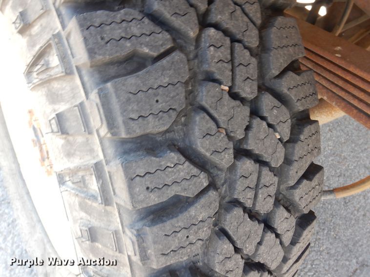 image for item LT9616 2000  Ford F350 Super Duty  Crew Cab flatbed pickup truck