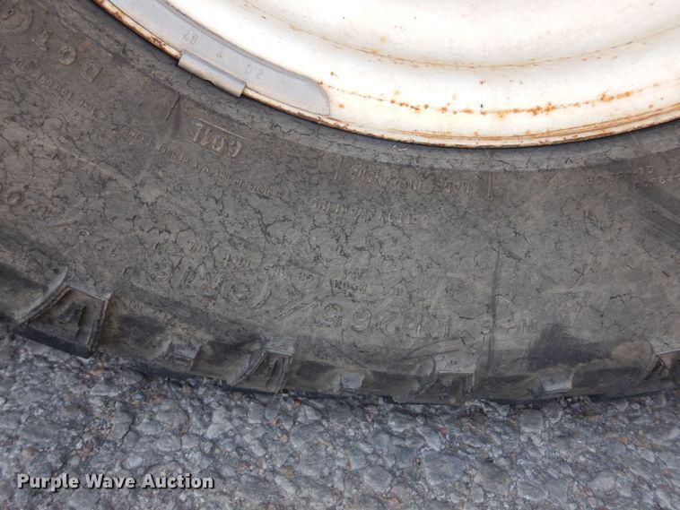 image for item LT9616 2000  Ford F350 Super Duty  Crew Cab flatbed pickup truck