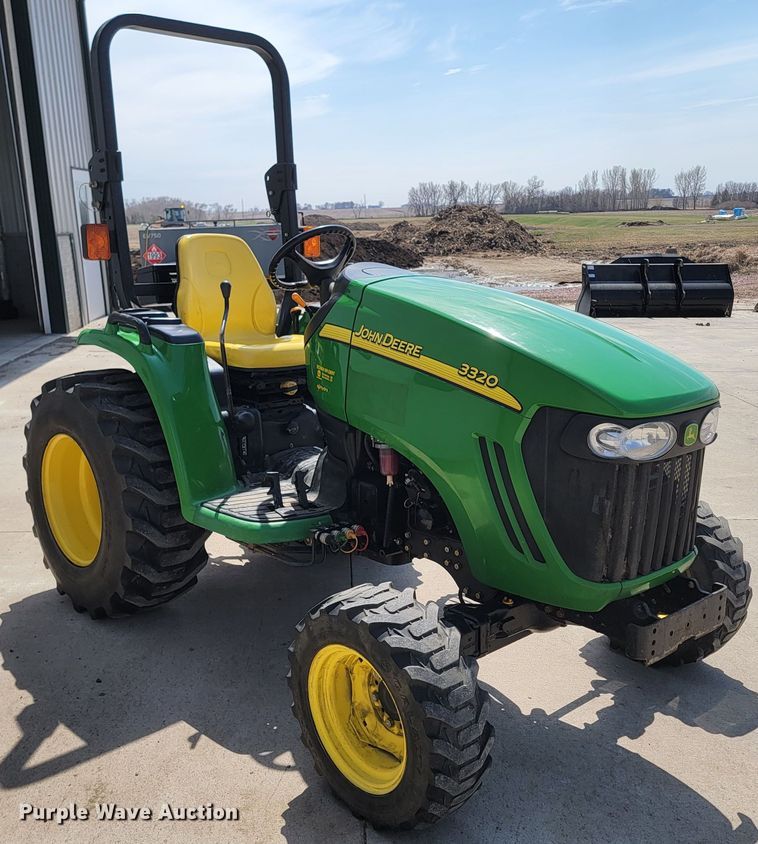 image for item LV9506 2006 John Deere 3320  MFWD tractor