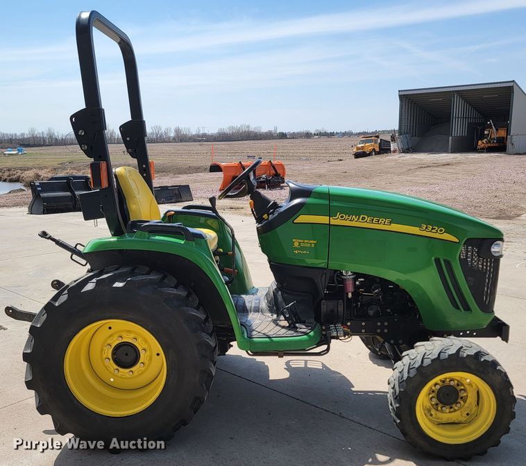 image for item LV9506 2006 John Deere 3320  MFWD tractor
