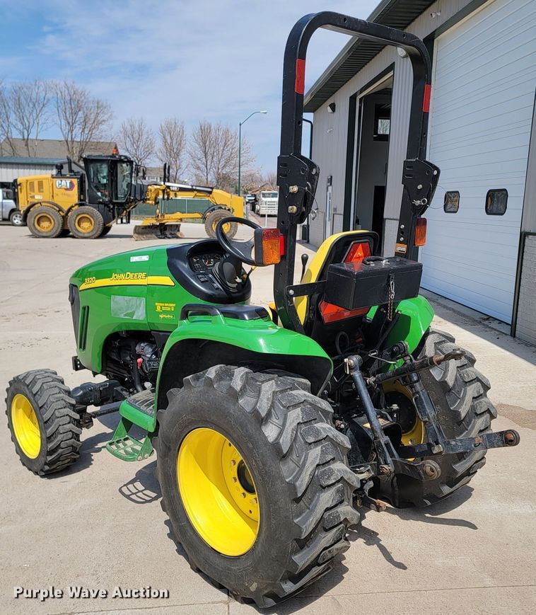 image for item LV9506 2006 John Deere 3320  MFWD tractor
