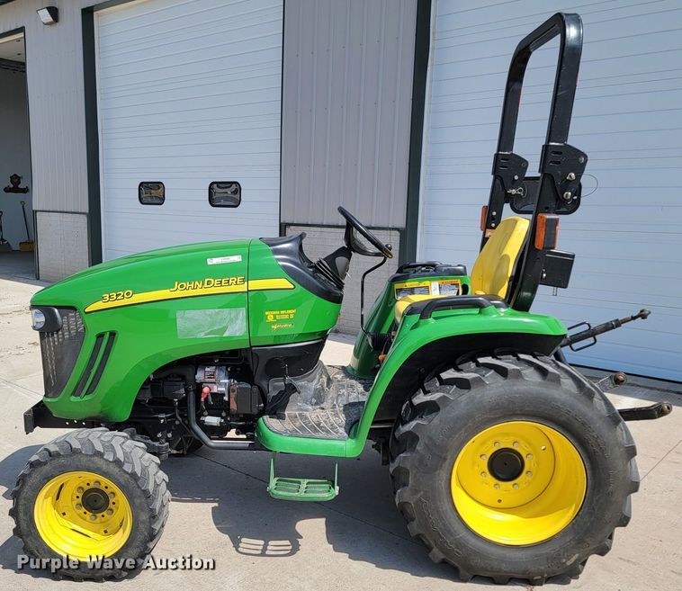 image for item LV9506 2006 John Deere 3320  MFWD tractor