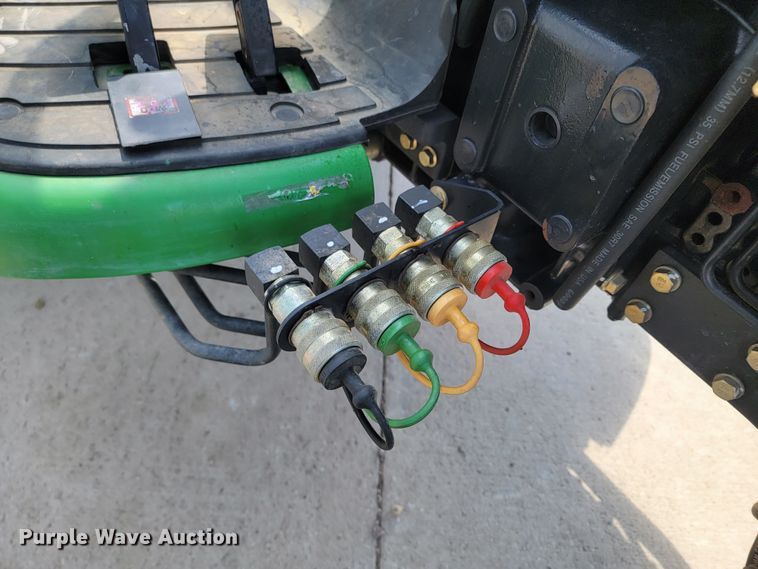 image for item LV9506 2006 John Deere 3320  MFWD tractor