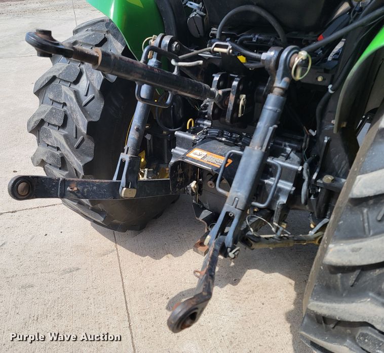 image for item LV9506 2006 John Deere 3320  MFWD tractor