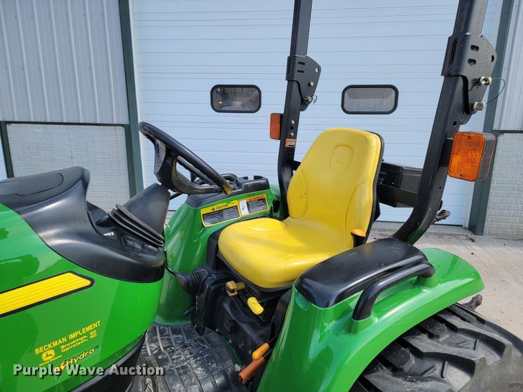image for item LV9506 2006 John Deere 3320  MFWD tractor