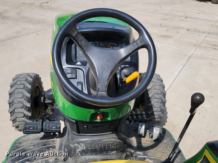 image for item LV9506 2006 John Deere 3320  MFWD tractor