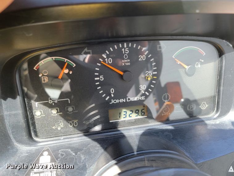 image for item LV9506 2006 John Deere 3320  MFWD tractor