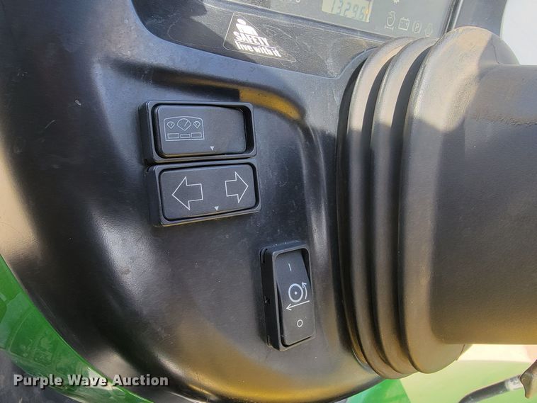 image for item LV9506 2006 John Deere 3320  MFWD tractor