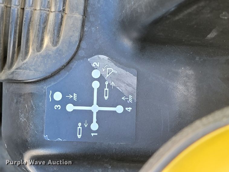 image for item LV9506 2006 John Deere 3320  MFWD tractor