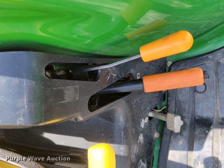 image for item LV9506 2006 John Deere 3320  MFWD tractor