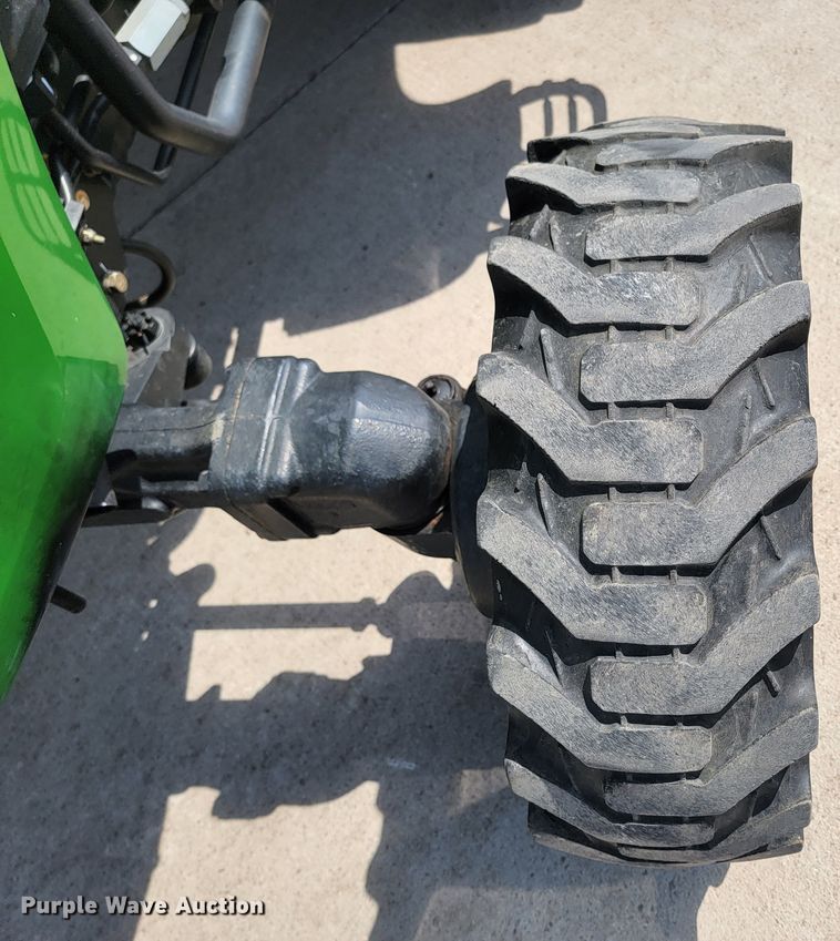 image for item LV9506 2006 John Deere 3320  MFWD tractor