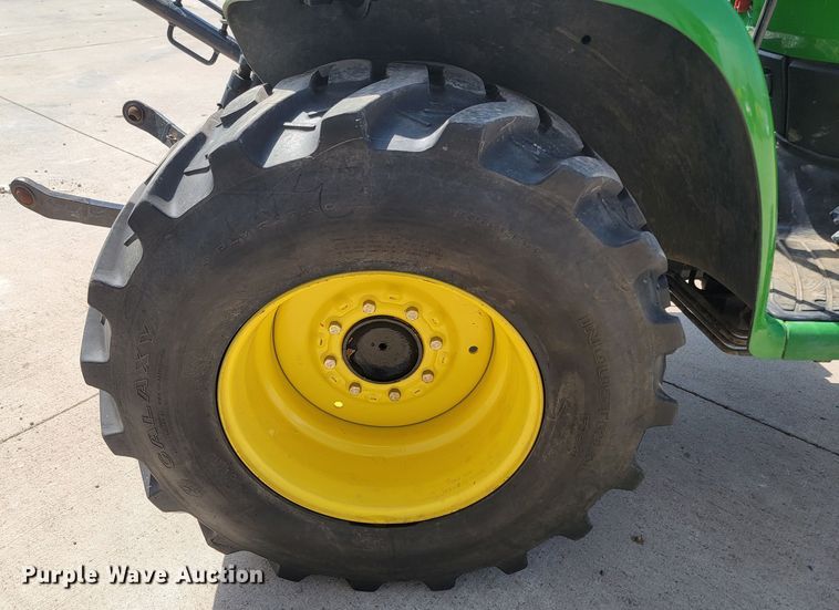 image for item LV9506 2006 John Deere 3320  MFWD tractor