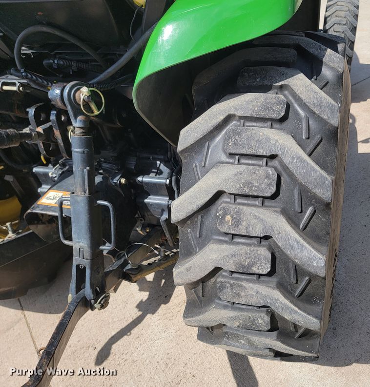 image for item LV9506 2006 John Deere 3320  MFWD tractor