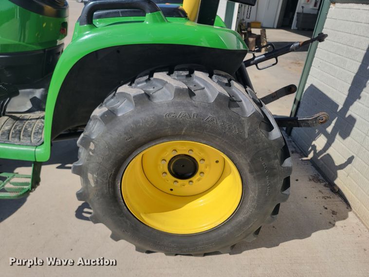 image for item LV9506 2006 John Deere 3320  MFWD tractor