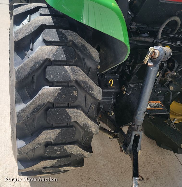 image for item LV9506 2006 John Deere 3320  MFWD tractor