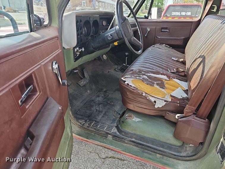 image for item MB9987 1986 Chevrolet D30  rescue pickup