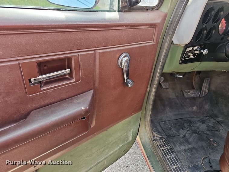 image for item MB9987 1986 Chevrolet D30  rescue pickup