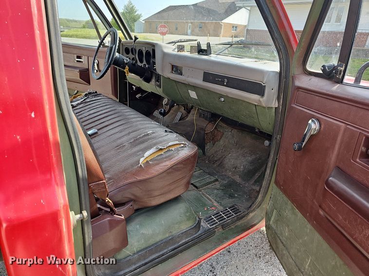 image for item MB9987 1986 Chevrolet D30  rescue pickup