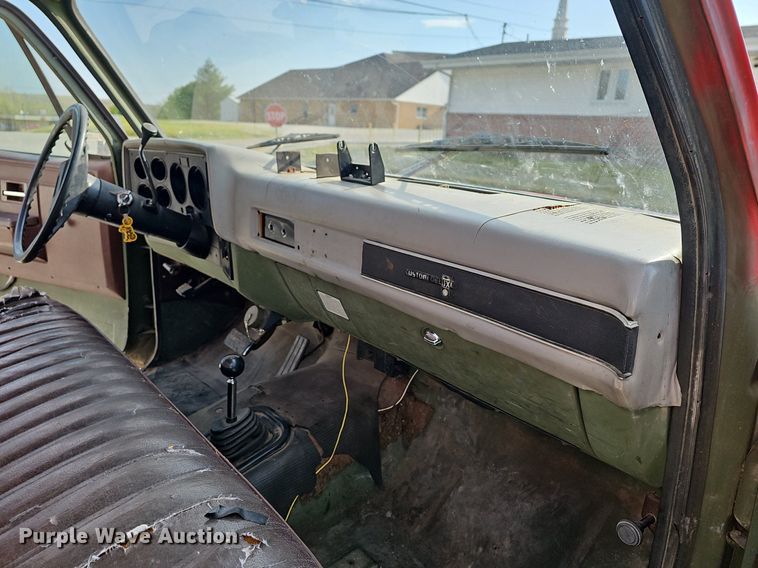 image for item MB9987 1986 Chevrolet D30  rescue pickup