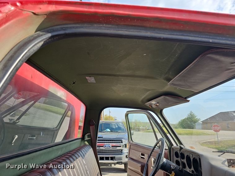 image for item MB9987 1986 Chevrolet D30  rescue pickup