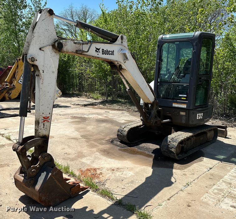 image for item MG9795 2011 Bobcat E32  mini excavator