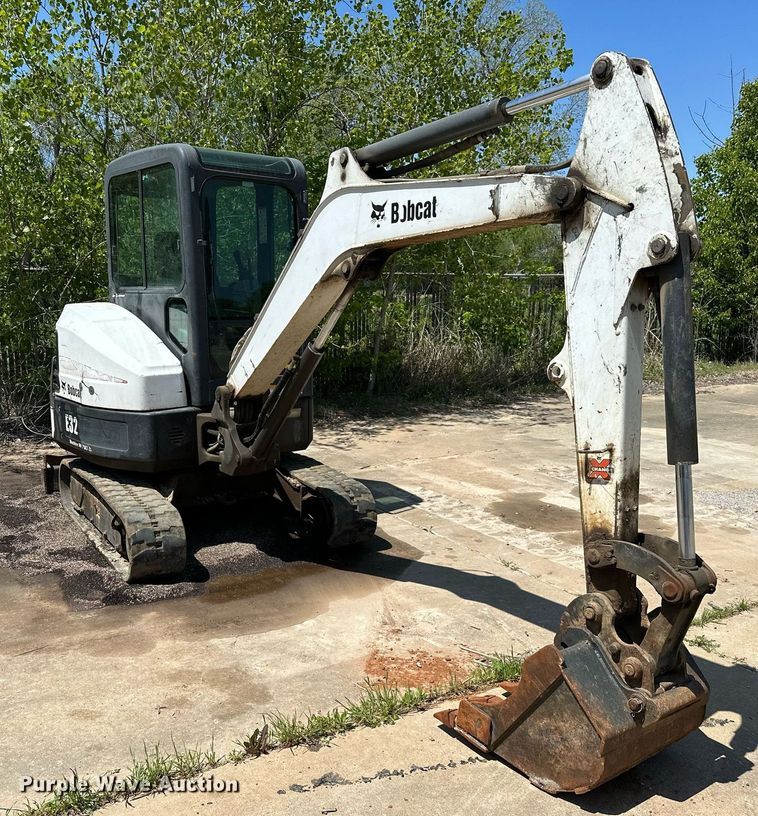 image for item MG9795 2011 Bobcat E32  mini excavator