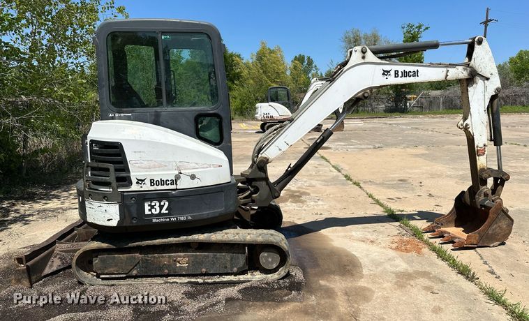 image for item MG9795 2011 Bobcat E32  mini excavator