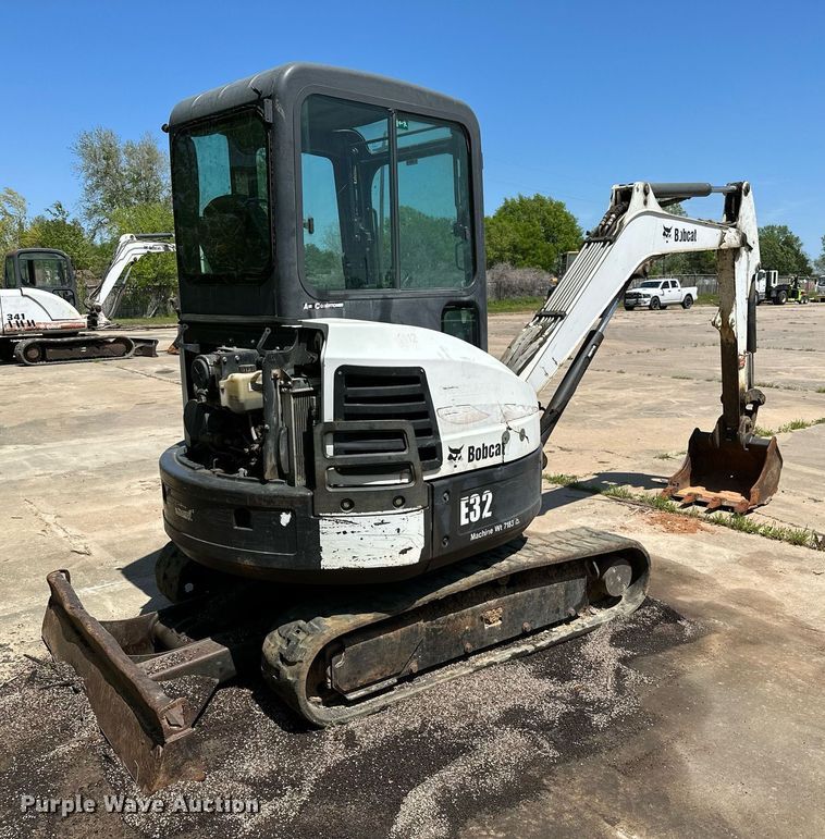 image for item MG9795 2011 Bobcat E32  mini excavator