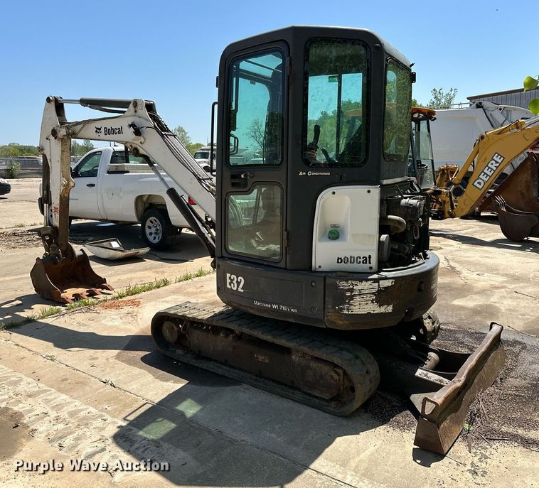 image for item MG9795 2011 Bobcat E32  mini excavator