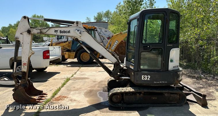 image for item MG9795 2011 Bobcat E32  mini excavator