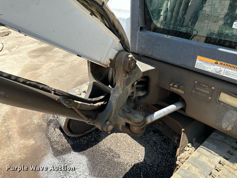 image for item MG9795 2011 Bobcat E32  mini excavator