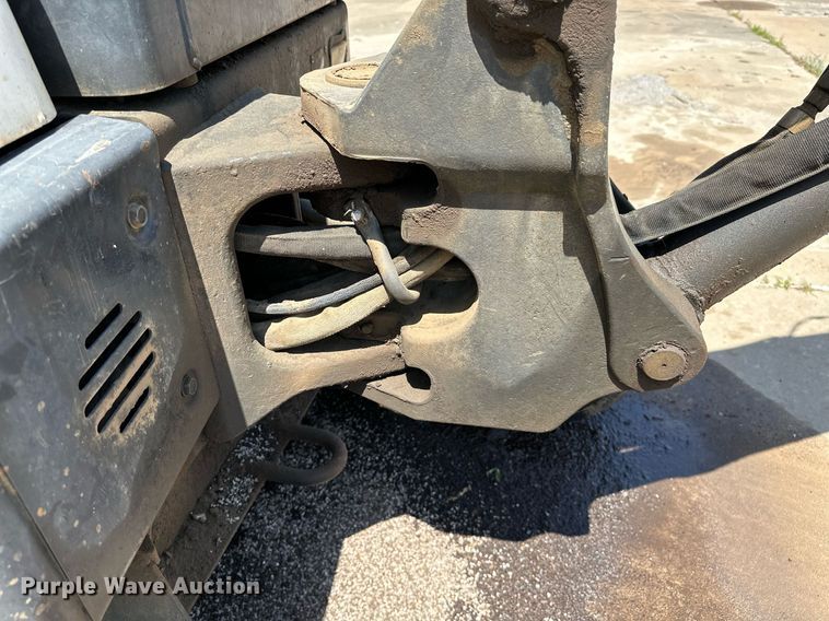 image for item MG9795 2011 Bobcat E32  mini excavator