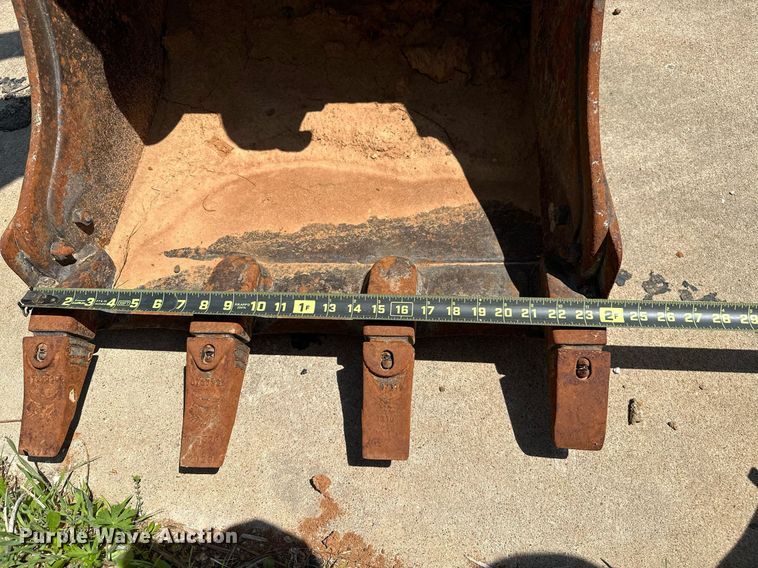 image for item MG9795 2011 Bobcat E32  mini excavator